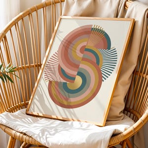 Könnte beinhalten: Ein gerahmter, rechteckiger Wandkunstdruck mit einer geometrischen Komposition aus überlappenden konzentrischen Kreisen und strahlenden Linien in gedeckten Tönen von Terrakotta, Senfgelb, Petrol und Creme auf hellbeigem Hintergrund.