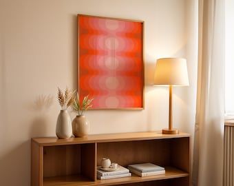 Puede incluir: Una estantería de madera con una impresión artística abstracta enmarcada en tonos rojos y rosas. Una lámpara de madera con una pantalla beige se encuentra en la estantería. Dos jarrones con plantas secas están en la estantería. Una pila de libros y un pequeño plato decorativo también están en la estantería.