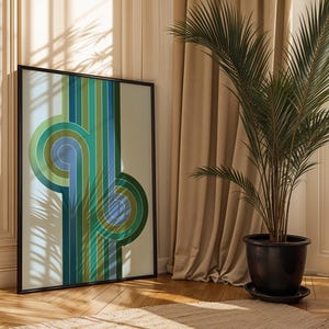 Könnte beinhalten: Ein rechteckiges gerahmtes Wandbild mit einer Reihe vertikaler und kreisförmiger Linien in Grün-, Blau- und hellen Türkistönen. Das Design besteht aus konzentrischen Ringen und geraden Bändern vor einem hellen, neutralen Hintergrund.