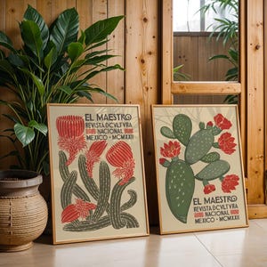 Peut inclure: Deux affiches encadrées de style botanique avec des cactus et des fleurs rouges, vertes et beiges. Les affiches ont un style vintage, avec du texte en espagnol. Les cadres sont de couleur marron clair.