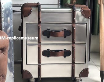 Mesita de noche de aluminio estilo aviador con dos cajones y acabado metálico. Mesa auxiliar estilo aviador. Mesa de centro. Muebles para sala de estar, hogar y oficina.