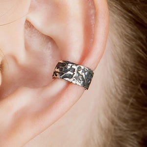 Texturerad ringörhänge i unisex-stil med brutalistiska smycken i sterlingsilver för icke-piercade öron