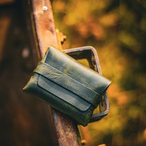 Handcrafted Horizontal No-Stitch Leather Wallet – Minimalist Front Pocket Cardholder for Men