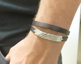 Bracciale uomo in pelle, Bracciale in lamiera d'argento, Bracciale in pelle avvolgente, Bracciale in pelle marrone, Regalo al marito, Regalo per lui, Bracciale da uomo