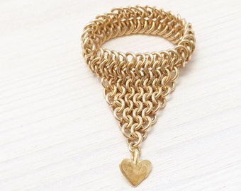 Anillo de corazón de oro, Anillo colgante de oro, Anillo de encanto de oro, Anillo triangular, Joyería Chainmaille, Anillo de corazón, Joyería de festival, Anillo lleno de oro, Boho