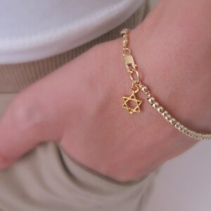 Eenvoudige kralen armband. Gouden kralen armband. Bedels armband. Bruidsmeisje cadeau. Elegante armband.