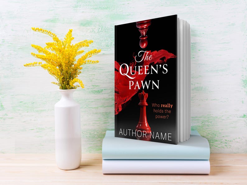 K&ouml;nnte beinhalten: Ein Buch mit dem Titel "The Queen's Pawn" mit einem roten Schachfigurendesign auf schwarzem Hintergrund, gestapelt auf zwei weiteren B&uuml;chern. Links steht eine wei&szlig;e Vase mit gelben Blumen.