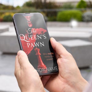 K&ouml;nnte beinhalten: Ein Smartphone zeigt das Cover eines Buches mit dem Titel "The Queen's Pawn". Das Cover zeigt ein Design mit roten Schachfiguren auf dunklem Hintergrund. Der Text "Who really holds the power?" ist ebenfalls sichtbar.