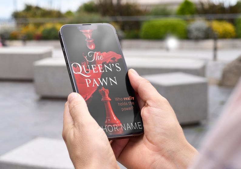 K&ouml;nnte beinhalten: Ein Smartphone zeigt das Cover eines Buches mit dem Titel "The Queen's Pawn". Das Cover zeigt ein Design mit roten Schachfiguren auf dunklem Hintergrund. Der Text "Who really holds the power?" ist ebenfalls sichtbar.