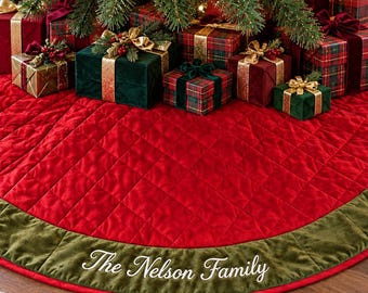 Puede incluir: Una falda de árbol de Navidad redonda de terciopelo rojo acolchado con un borde ancho de color verde oliva. El borde verde presenta el texto blanco bordado The Nelson Family. La falda está colocada bajo un árbol con regalos.