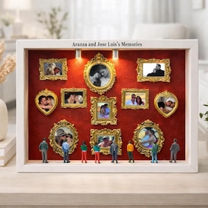 Może przedstawiać: Biała ramka z czerwonym tłem, wyświetlająca wiele zdjęć par w złotych ramkach. U góry wydrukowano tekst "Aranza and Jose Luis's Memories". Miniaturowe figurki stoją na dole.
