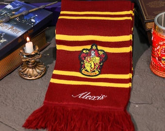 カスタム刺繍スカーフ、パーソナライズされた魔法学校ウィザードスカーフ、魔法学校スカーフ、ハリーファンギフト、春のスカーフギフト