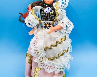 Muñeca popular europea vintage, posiblemente de Europa central o oriental, con traje tradicional de encaje blanco, coleccionable, juguete vintage.