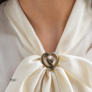 Pince à foulard vintage en forme de cœur infini, Allemagne de l'Ouest | Damascène, fausses perles | Années 1950-1970 | Style cottagecore romantique, néo-victorien, style Regencycore