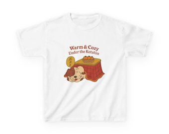 Camiseta infantil con un lindo perro durmiendo bajo un kotatsu - Camiseta gráfica con estética invernal japonesa - Diseño acogedor de cachorro y mandarina - Regalo para niños amantes de los perros