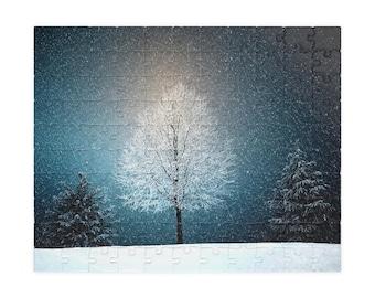 Rompecabezas de un bosque invernal etéreo: árbol blanco escarchado bajo la nieve; paisaje nocturno azul y sereno. Regalo para amantes de los rompecabezas.