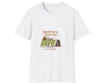 Camiseta cómoda con estampado de gato Kotatsu - Ambiente de Año Nuevo Japonés, camiseta de algodón suave, Gildan 64000, regalo para fans del anime y amantes de los gatos, ajuste cómodo unisex.