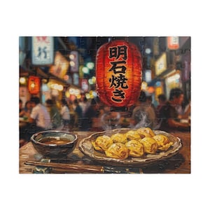 以下が含まれることがあります： 日本のテーマのパズル。日本語のテキストが入った赤い提灯、たこ焼きの皿、つけ汁のボウル、箸が描かれています。背景には、ぼやけた光と人々がいる賑やかな街並みが描かれています。