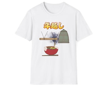 Camiseta de Año Nuevo Japonés con Toshikoshi Soba y Campana de Templo - Camiseta con Gráfico de Cultura Tradicional - Gildan 64000