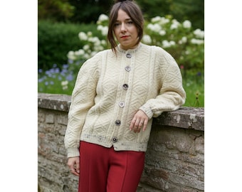 Cardigã vintage feito à mão em lã creme | Tricô grosso texturizado com botões frontais | Estilo aconchegante inspirado no tricô Aran | Modelagem oversized feminina
