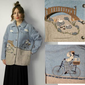 Vintage jacka i kokt ull, tillverkad i Italien | Acquachiara, nyckfull broderad cykelkattmotiv | Blå Art to Wear-jacka | Cottagecore
