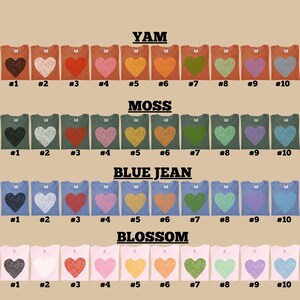 K&ouml;nnte beinhalten: Eine Sammlung von T-Shirts in verschiedenen Farben, jeweils mit einem Herzdesign. Die Shirts sind in Reihen angeordnet, die mit "YAM", "MOSS", "BLUE JEAN" und "BLOSSOM" beschriftet sind, wobei jede Reihe verschiedene Farbvariationen der Herzgrafik zeigt.