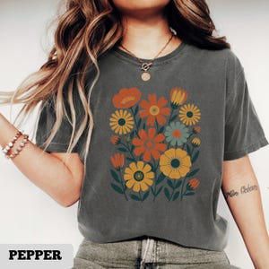Retro Floral T-Shirt, vintage 70s flower power tee, groovy botanical shirt, hippie aesthetic daisy top, boho summer festival flower lover