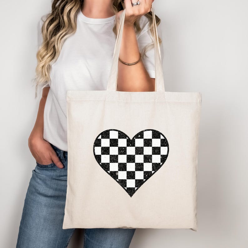 Pu&ograve; includere: Una borsa tote color crema con un design a cuore a scacchi bianchi e neri. La borsa ha due manici lunghi ed &egrave; realizzata in un tessuto robusto, adatto al trasporto di vari oggetti. Il design a cuore &egrave; centrato sulla borsa.