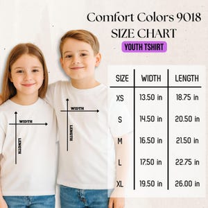 K&ouml;nnte beinhalten: Zwei Kinder in wei&szlig;en T-Shirts, mit einer Gr&ouml;&szlig;entabelle f&uuml;r Kinder-T-Shirts. Die Tabelle zeigt die Gr&ouml;&szlig;en XS bis XL, mit Breiten von 34,3 cm bis 49,5 cm und L&auml;ngen von 47,6 cm bis 66,0 cm. Der Text "Comfort Colors 9018" steht oben.