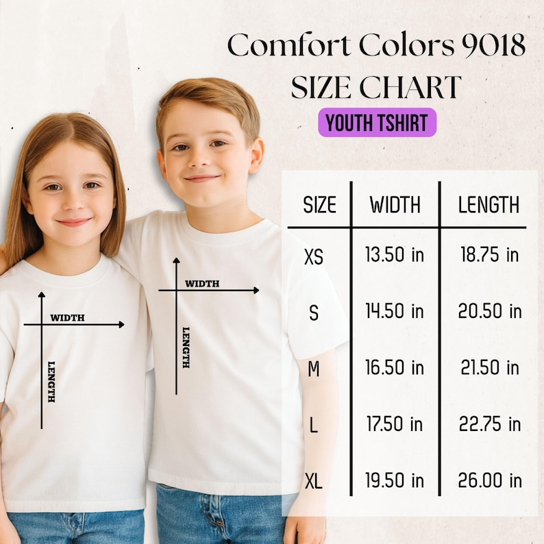 K&ouml;nnte beinhalten: Zwei Kinder in wei&szlig;en T-Shirts, mit einer Gr&ouml;&szlig;entabelle f&uuml;r Kinder-T-Shirts. Die Tabelle zeigt die Gr&ouml;&szlig;en XS bis XL, mit Breiten von 34,3 cm bis 49,5 cm und L&auml;ngen von 47,6 cm bis 66,0 cm. Der Text "Comfort Colors 9018" steht oben.