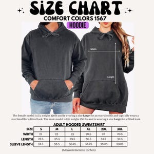 K&ouml;nnte beinhalten: Gr&ouml;&szlig;entabelle f&uuml;r einen Comfort Colors 1567 Hoodie. Die Tabelle zeigt die Ma&szlig;e in Zoll f&uuml;r Kapuzenpullover f&uuml;r Erwachsene, einschlie&szlig;lich Breite, L&auml;nge und &Auml;rmell&auml;nge f&uuml;r die Gr&ouml;&szlig;en S bis 3XL. Das Bild zeigt auch ein m&auml;nnliches und weibliches Model, das den Hoodie tr&auml;gt.