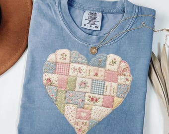 Camiseta con corazón de imitación patchwork, camiseta vintage floral con corazón, top patchwork, camiseta rústica chic, regalo para amantes de los quilts con corazones, camiseta con estampado de corazón y quilt