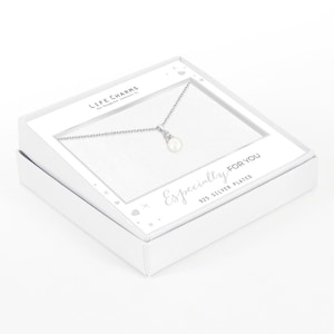 Pearl pendant necklace