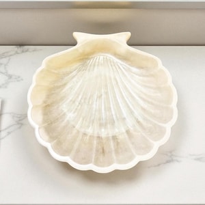 Handmade Resin Seashell Soap Dish – 11 cm Mother-of-Pearl White Coastal Bathroom Decor