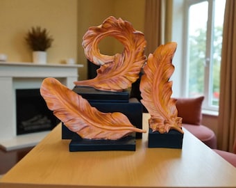 Esculturas de plumas decorativas hechas a mano: juego de 3 diseños únicos, elegante decoración para el hogar en color naranja.