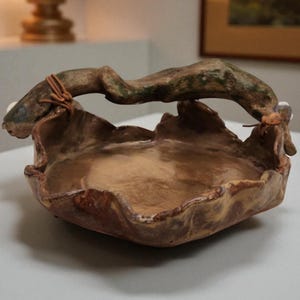Plato de cerámica antiguo hecho a mano con diseño de madera natural – Plato decorativo de 20 cm