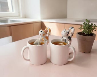 Juego de 2 tazas con forma de gato pintadas a mano.