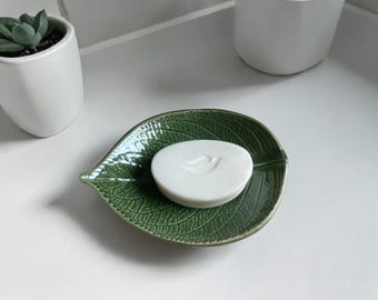 Jabonera de cerámica hecha a mano con estampado de hojas