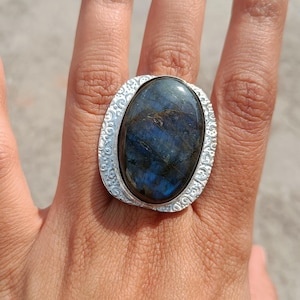 Anello vistoso con grande labradorite ovale, gioiello boho in argento massiccio con pietre preziose