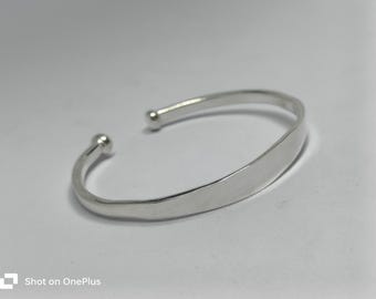 Brazalete sencillo hecho a mano / Plata de ley 925