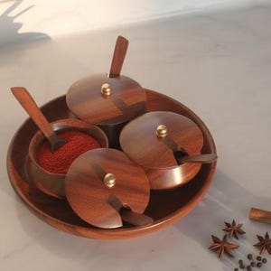 Handgefertigtes Holz-Gewürzglas-Set für die Küche - Rustikaler Küchen-Organizer mit Tablett