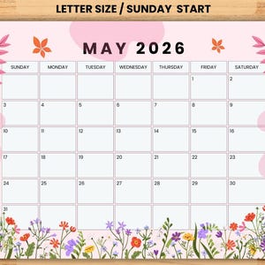 Peut inclure: Calendrier mensuel rose de 2026 avec un motif floral. Le calendrier est au format lettre et commence le dimanche. Le mois de mai est affiché avec une grille de dates. Le texte "GoodNotes Compatible" et "iPad & Digital Planner Friendly" est inclus.