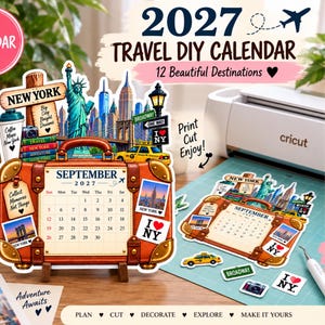 以下が含まれることがあります： 2027年トラベルDIYカレンダー。茶色のスーツケースのデザインで、9月のカレンダーページ、自由の女神などのニューヨークのランドマーク、黄色いタクシー、旅行をテーマにしたステッカーが特徴です。テキスト：2027 TRAVEL DIY CALENDARが含まれています。