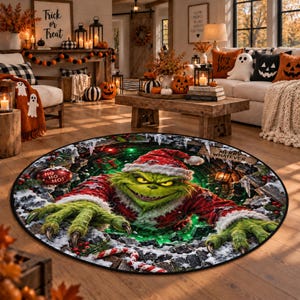 Könnte beinhalten: Ein runder Teppich mit einer grünen Figur in roter Weihnachtsmütze und Mantel, die mit pelzigen Händen nach vorne greift. Das Design zeigt einen dunklen, felsigen Hintergrund mit Eiszapfen, roten Beeren, einer Zuckerstange und dem Text Merry Whatever.