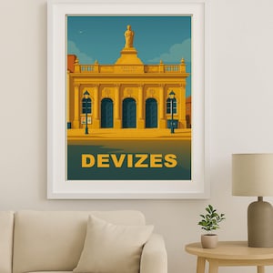 Puede incluir: Una impresión artística enmarcada que presenta una ilustración estilizada de un edificio amarillo con puertas azules y una estatua en la parte superior. La palabra "DEVIZES" se muestra en letras amarillas grandes en la parte inferior.