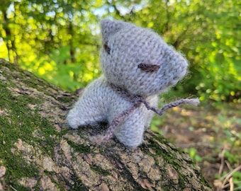 Brinquedo Natural para Gatinhos - gatinho tricotado em lã cor aveia - brinquedo macio e ecológico para bebês e crianças pequenas.