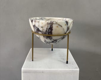 Bol decorativo de mármol Calacatta Viola con soporte de latón dorado, redondo, para recoger piedras.