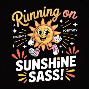 Op de afbeelding: Zwarte afbeelding met een cartoon zon met een lachend gezicht, roze sneakers en rennend. De tekst luidt "Running on Positivity" en "Sunshine Sass!" in een retro lettertype. Witte sterren en zonnestralen maken het ontwerp af.