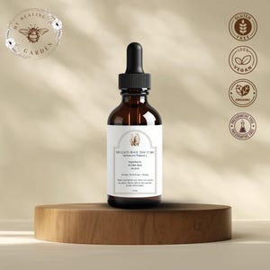 Puede incluir: Una botella de vidrio marrón de tintura de raíz de gordolobo con un cuentagotas negro, colocada sobre un pedestal de madera. La etiqueta incluye el texto "MY HEALING GARDEN" y "MULLEIN ROOT TINCTURE". La imagen también muestra iconos que indican que el producto es sin gluten, vegano, orgánico y sin conservantes.