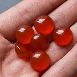 Rund cabochon i röd onyx, platt baksida av röd onyx, matchande par för örhängen, smyckestillverkningsmaterial, 2-delat set.